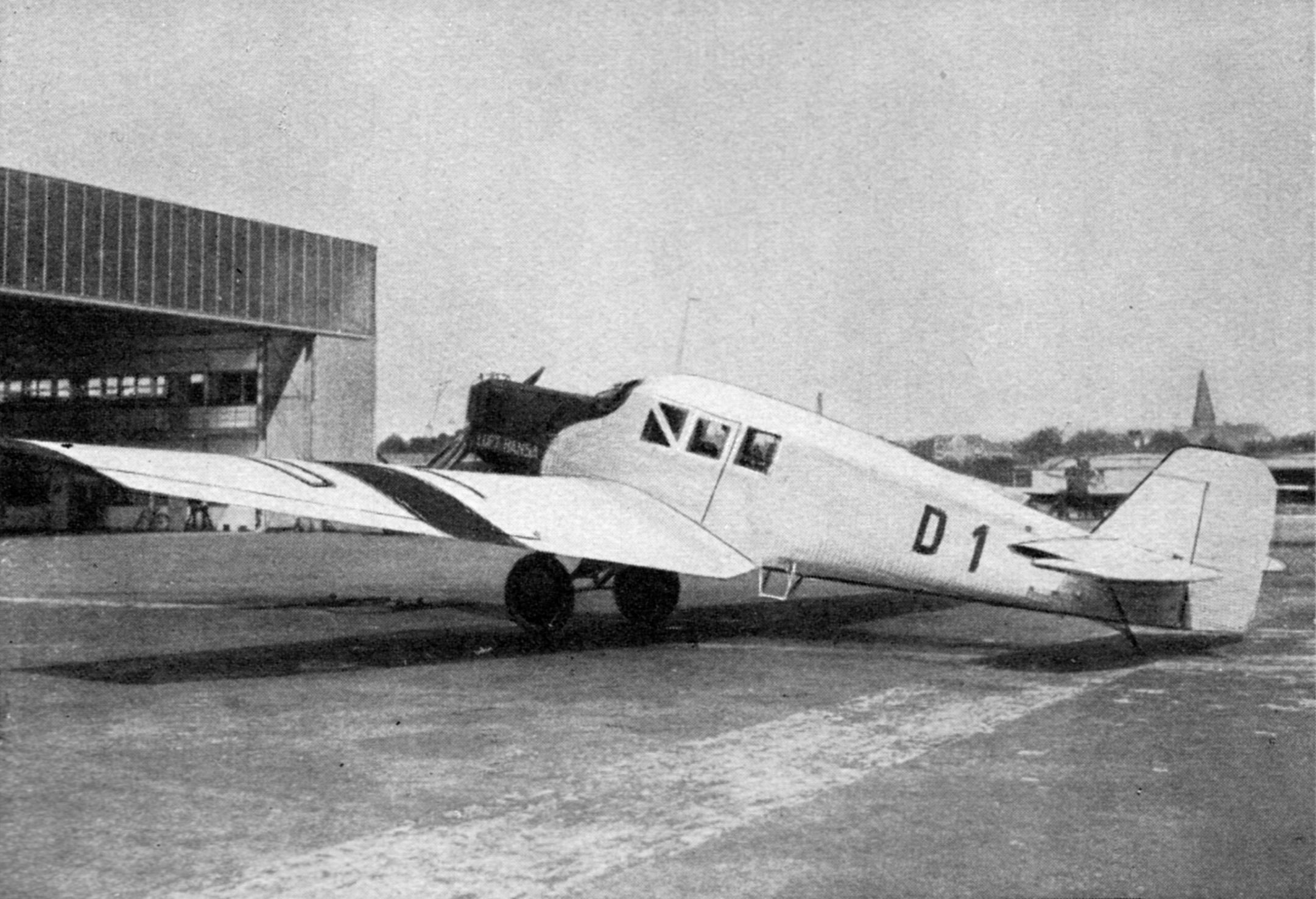 Junkers-Flugzeug vor einer Flugzeughalle